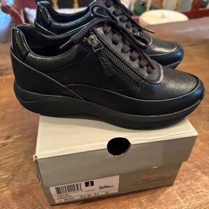 Clarks Women's Tivoli Zip Black Leather Sneaker  26178732 Brand New $130 7.5 W
